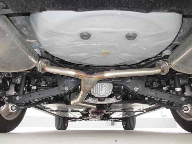 車両の下回り、後方より撮影。マフラーとシャーシに軽微なサビがございますが程度良好です。