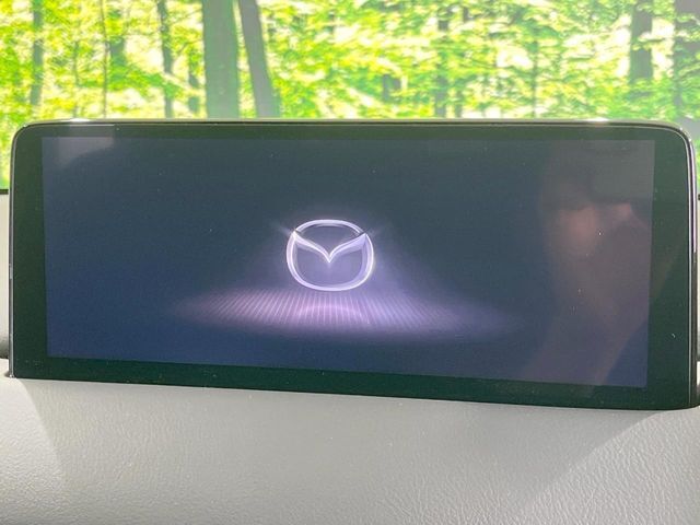 【10.25インチマツダコネクト】車内の雰囲気にマッチした大型ディスプレイ。スマホ接続でのナビ使用やBluetooth再生等、様々な機能が楽しめます。直感的なダイヤル操作が可能で、使い勝手も良好です。