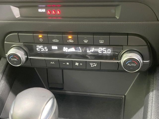 【左右独立型フルオートエアコン】運転席と助手席でそれぞれお好みの温度に設定可能。同乗者にも配慮した、快適な空調をお届け致します。
