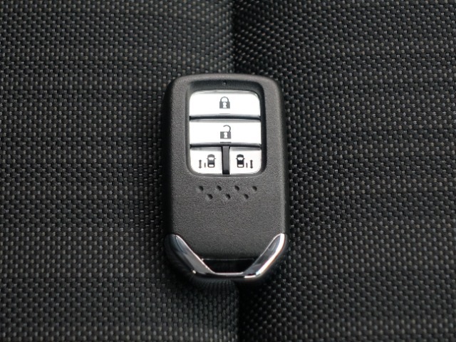 ☆スマートキー☆　かばんやポケットに携帯するだけで、ドアの開け閉め・エンジンの始動が可能です。荷物が多くて手がふさがっている時などとても便利です。
