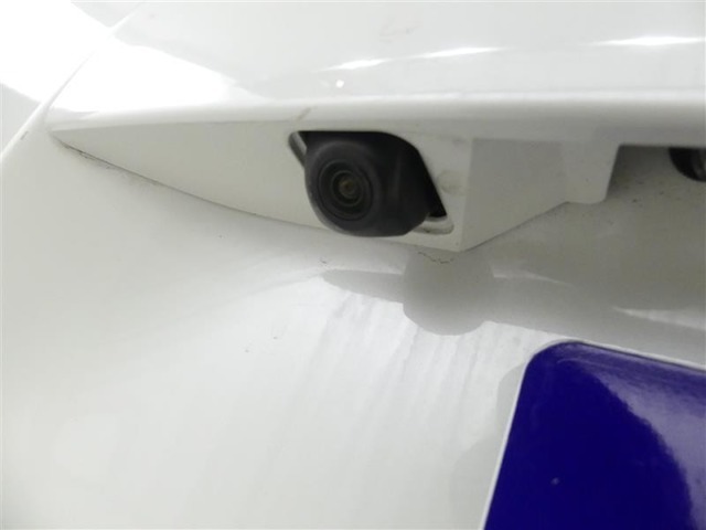 バックカメラが付いているので後方確認が非常にしやすいです。今や運転初心者も熟練者も必須装備！ついていて損はないですね♪