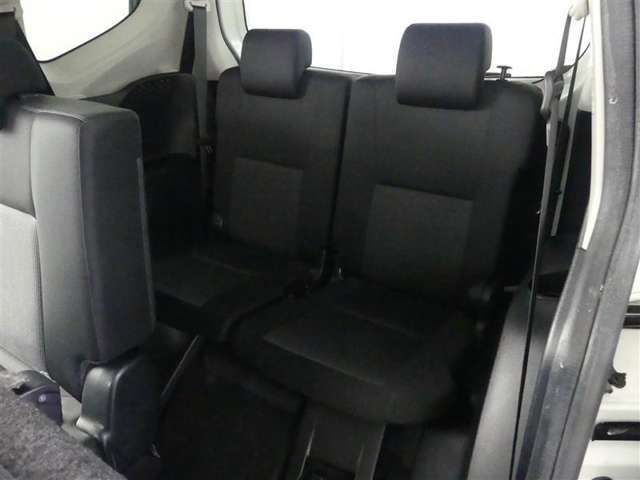 3列目シートもひろびろとしたスペースを確保しています。大人数でのお出かけもばっちりです！