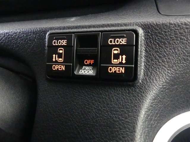 両側パワースライドドア付きだから、狭い駐車スペースなどでの 乗り降りラクラク！小さなお子さまのいるご家庭には嬉しい装備。