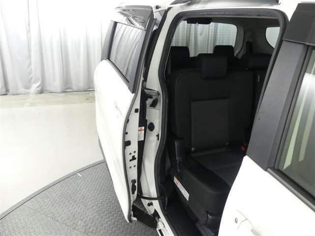 両側パワースライドドア付きだから、狭い駐車スペースなどでの 乗り降りラクラク！小さなお子さまのいるご家庭には嬉しい装備。