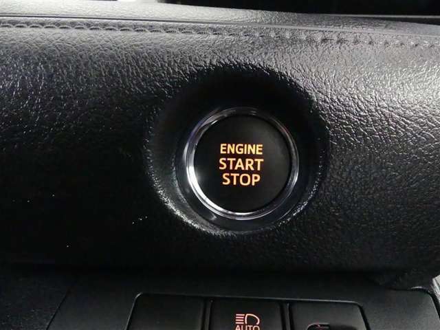 スマートキーを携帯していればキーを取り出さずにドアを施錠＆解錠。クルマの始動も可能です。