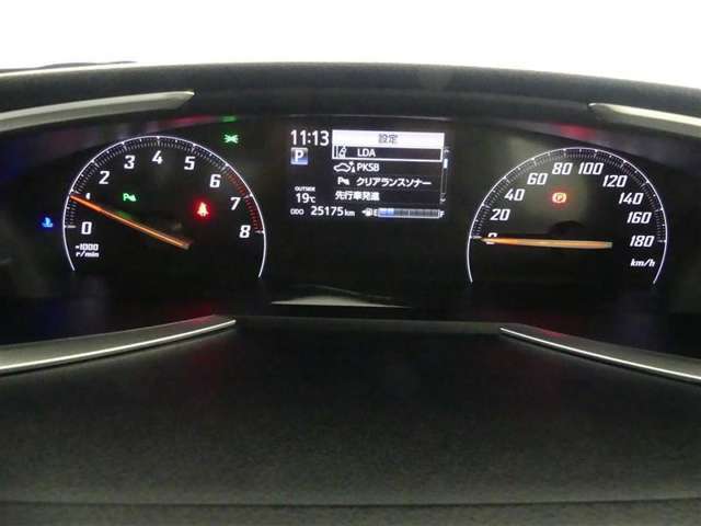 とっても見やすいメーターです。夜間時はラグジュアリーな気分にさせてくれる照明が魅力ですので、夜のドライブも楽しみになりますよ♪