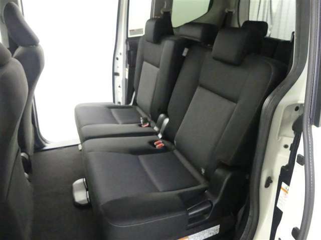 後席も広々としたスペースを確保しています。