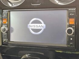 【純正ナビ】人気の純正ナビを装備しております。ナビの使いやすさはもちろん、オーディオ機能も充実！キャンプや旅行はもちろん、通勤や買い物など普段のドライブも楽しくなるはず♪