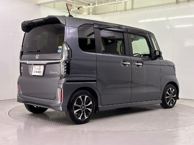 令和3年式のN-BOXカスタム入庫！！ホンダセンシング搭載車！！左側電動スライドドア！！フロント左右シートヒーター！！ETC！！サイドカーテンエアバッグ！！純正アルミホイール！！USB充電接続ジャック