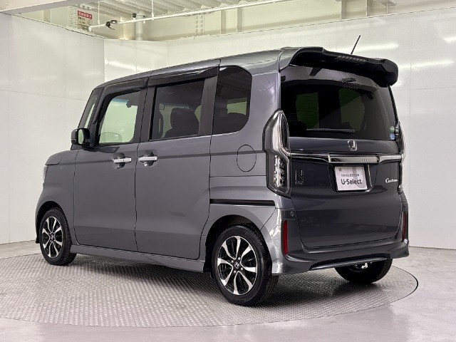 令和3年式のN-BOXカスタム入庫！！ホンダセンシング搭載車！！左側電動スライドドア！！フロント左右シートヒーター！！ETC！！サイドカーテンエアバッグ！！純正アルミホイール！！USB充電接続ジャック
