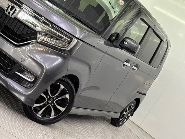 令和3年式のN-BOXカスタム入庫！！ホンダセンシング搭載車！！左側電動スライドドア！！フロント左右シートヒーター！！ETC！！サイドカーテンエアバッグ！！純正アルミホイール！！USB充電接続ジャック