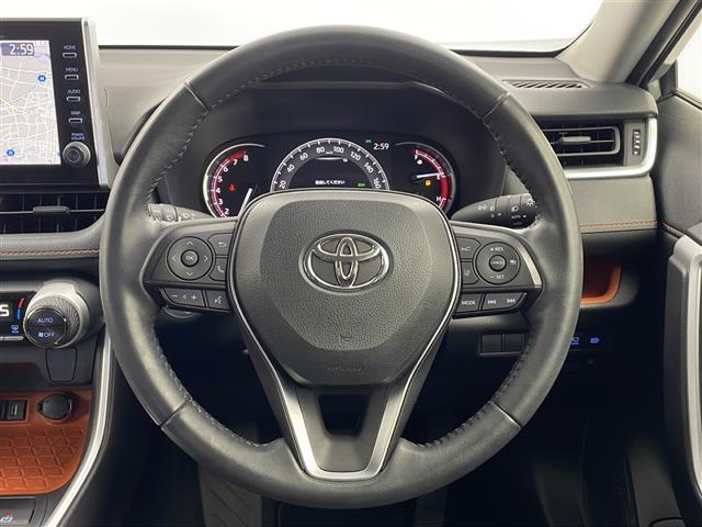 【ステアリング】軽い力で扱いやすいハンドルです。目立つ傷やスレなどなく綺麗な状態です！除菌プランいれていただくとさらに快適に！清潔なお車はお子様にも安心ですね！