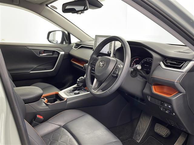 【運転席】座り心地が良いシートなので長時間の運転でも快適にお過ごしいただけます。新品のフロアマットのご注文も可能です。掲載箇所以外にご希望の写真がございましたらお気軽にお問い合わせ下さい。