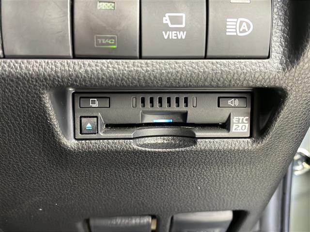 【ETC】有料道路を利用する際に料金所で停止することなく通過できる、ETC車載器（ノンストップ自動料金収受システム機器）が装備されています。セットアップを行うことで利用可能になります。