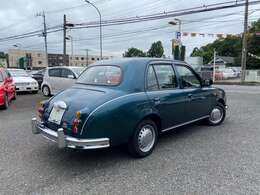 光岡ビュートは英国車のジャガー・Mk2をデザインモチーフに　日産マーチを改造した車両となっております！！