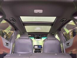 【ガラスルーフ】ガラスルーフ搭載で車内の解放感が一気にアップ！開放的なドライブをお楽しみいただけます。