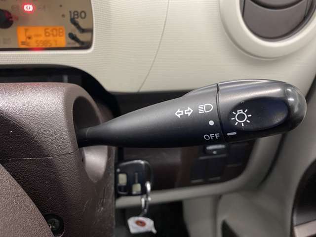 ハンドル右のウィンカー兼ヘッドライトレバーです。使い込んだ様子ではなく、真新しい印字が残されています。