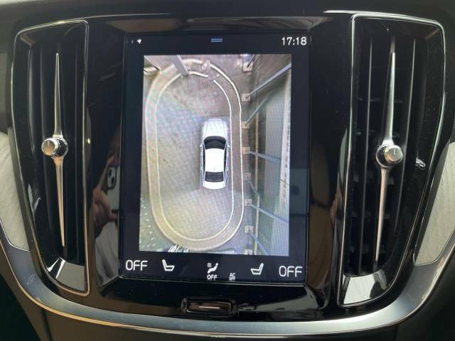 【360°ビューカメラ】4台の高解像度カメラで360度の図を表示。隣の車や壁、死角にある障害物などを画面で確認できるため、狭いスペースでの駐車・出入りも安心です。