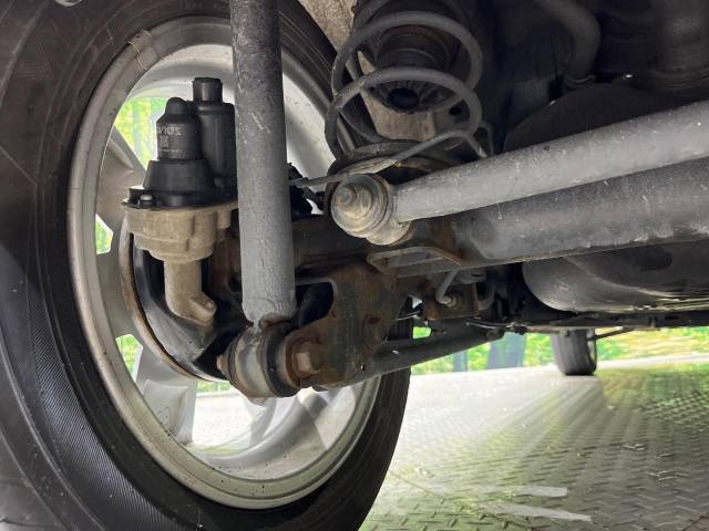 お車を安心してお乗りいただく為には、足回りの定期点検が欠かせません。サービスサポート（有償保証）では無料点検もご提供しており、安心のカーライフをお過ごしいただけるサポート体制が整っています。