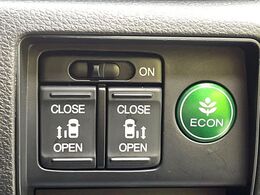 【両側パワースライドドア】スマートキーや運転席のスイッチで後席両側スライドドアの開閉が可能♪電動だから力を入れてドアを開ける必要が無く、小さなお子様でも簡単に開け閉めでき快適です♪