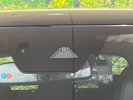 【スマートシティブレーキサポート】低速走行中に前方の車両等を認識し、衝突しそうな時は警報とブレーキで衝突回避と被害軽減をアシスト。より安全にドライブをお楽しみいただけます。