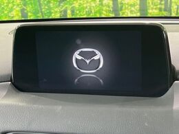 【マツダコネクトナビ】車内の雰囲気にマッチした一体型タイプのナビ。各種車輌設定やBluetooth再生等、様々な機能が楽しめます。直感的なダイヤル操作が可能で、使い勝手も良好です。