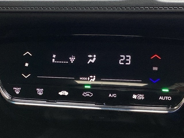 フルオートエアコンなので、スイッチ1つでオールシーズン快適温度に設定する事が出来ます。