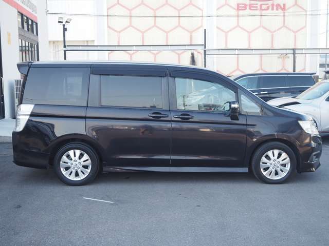 カートルズ中古車はクオリティファースト♪★仕入れたクルマをまずは入庫チェックで不具合などがないか細かくチェックします★車内の清掃を入念に行います。
