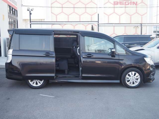 カートルズ中古車はクオリティファースト♪★仕入れたクルマをまずは入庫チェックで不具合などがないか細かくチェックします★車内の清掃を入念に行います。