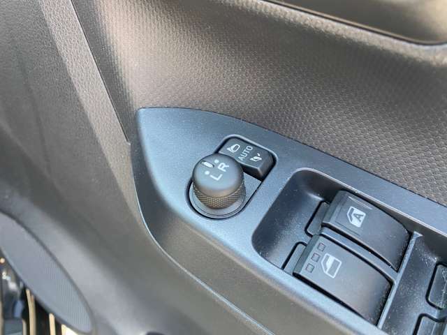 運転席側には、集合スイッチがあります.上からドアミラー開閉・鏡面上下左右調整スイッチ・ドア開閉スイッチ・ドアガラス開閉スイッチ等が並んでます.