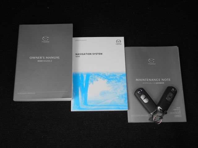取扱説明書は車両、ナビゲーション共に付属しています！更にメンテナンスノートも付いていますので整備歴も分かり安心です！アドバンストキーは2本付いていますので、お二人で運転される場合も便利です！