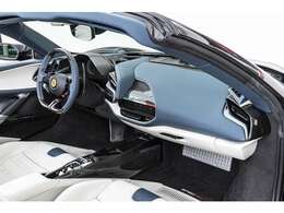 ツートーンボディペイント・グロスブラックブレーキキャリパー・グロスカーボンラテラルエンジンエアインテーク