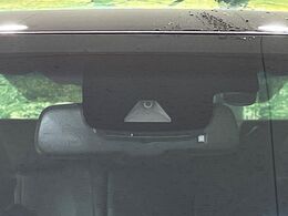 【トヨタセーフティセンス】走行中に前方の車両等を認識し、衝突しそうな時は警報とブレーキで衝突回避と被害軽減をアシスト。より安全にドライブをお楽しみいただけます。