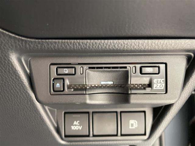 【ETC】有料道路を利用する際に料金所で停止することなく通過できる、ETC車載器（ノンストップ自動料金収受システム機器）が装備されています。セットアップを行うことで利用可能になります。