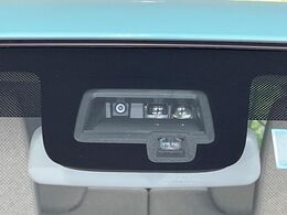 【スズキ　セーフティサポート】走行中に前方の車両等を認識し、衝突しそうな時は警報とブレーキで衝突回避と被害軽減をアシスト。より安全にドライブをお楽しみいただけます。