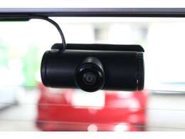 事故だけではなく煽り運転や犯罪の記録にも役立つリヤドライブレコーダーも装備で安心です