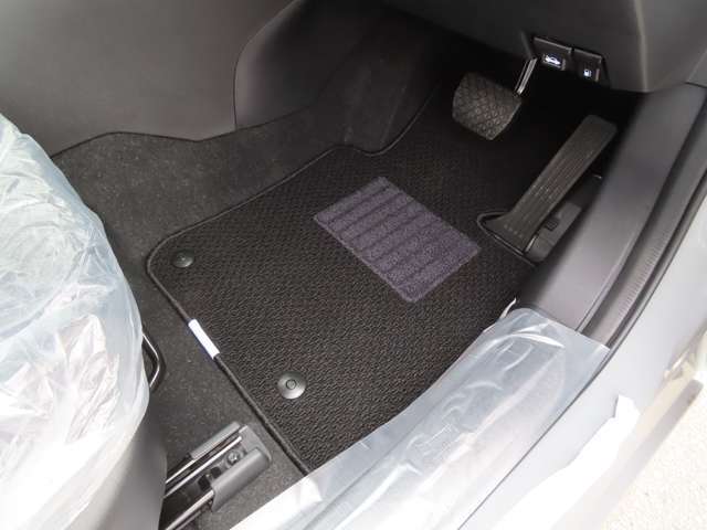 フロアマットを装着してご納車致します！！