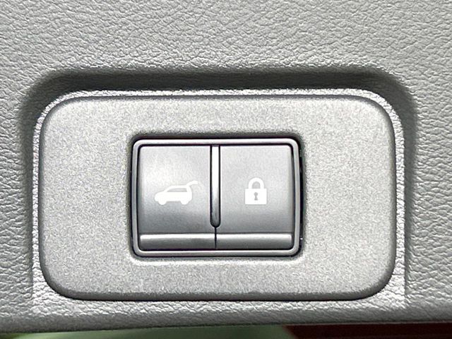 【パワーバックドア】スマートキーや運転席のボタンを押すだけでリアゲートが自動で開閉します！荷物を持っている時や、高い位置にあるバックドアを閉める際に便利な機能です♪