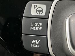 【駐車支援システム】駐車スペースを検知し、スムーズな駐車をアシスト。狭いスペースへの駐車など、駐車に自信の無い方におすすめの機能です♪