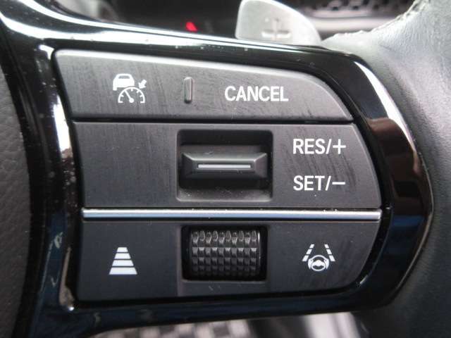 見た目も握り心地も豪華な革巻ステアリングも装備！ナビに連動したオーディオスイッチや高速走行時に役立つレーダークルコンも装備しています！