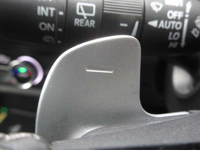 ギアを手動で変速できるパドルシフトも装備しています。