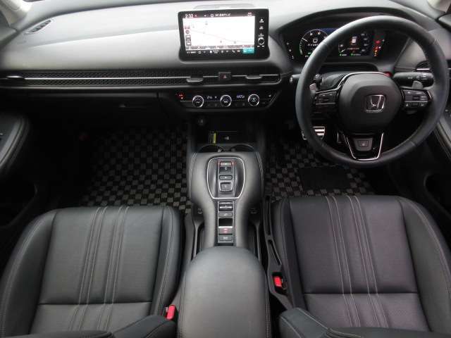 ご納車後も安心なプレミアム保証をご提案いたします。ナビや電装品、エアコンなども含めた600項目の充実した保証内容と安心のロードサービス付帯でサポートいたします。詳細はお尋ねください。