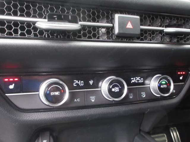 車内の空調は運転席と助手席で温度設定が分けられるデュアルオートエアコンを採用しています！