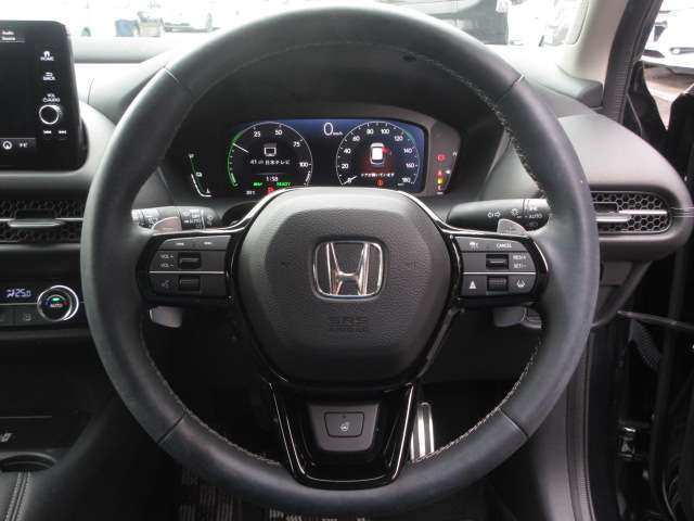 見た目も握り心地も豪華な革巻ステアリングも装備！ナビに連動したオーディオスイッチや高速走行時に役立つレーダークルコンも装備しています！