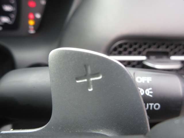 ギアを手動で変速できるパドルシフトも装備しています。