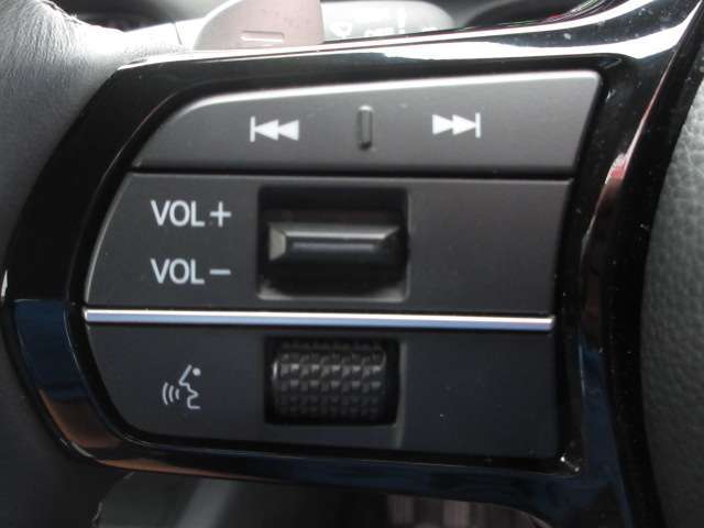 見た目も握り心地も豪華な革巻ステアリングも装備！ナビに連動したオーディオスイッチや高速走行時に役立つレーダークルコンも装備しています！