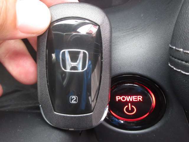 今流行でとても便利なスマートキーも装備！エンジン始動もキー開閉もキーフリーで行えて便利ですよ！