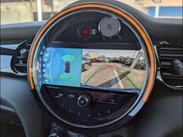 バックカメラ装備。後方確認に役立ち、楽々駐車やバックをしていただけます。