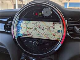 先進のBMW　タッチパッド付きi-driveとほぼ同性能のHDDナビゲーションになります。USBインターフェースやブルートゥースオーディオなど様々な先進機能をお楽しみいただけます。