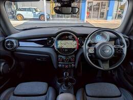 MINIならではのコックピット！！高級感があり、かつシンプルなデザインが飽きがこないとご好評いただいております。スイッチ一つ一つにも「こだわり」とセンスを感じます。